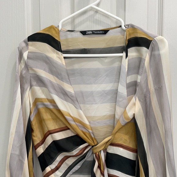 Silky Zara blouse with front tie. - Picture 3 of 3